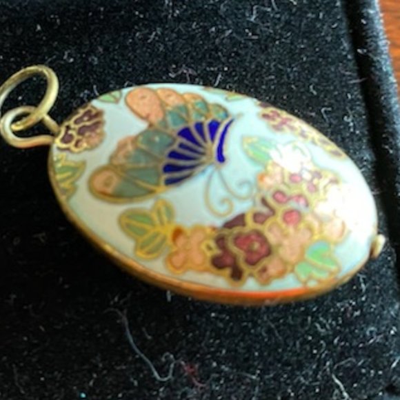 VINTAGE Chinese WHITE w/ gold OVAL Flower & BUTTERFLY CLOISSONE PENDANT * - Picture 3 of 7